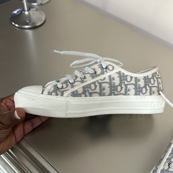Walk'n'Dior Sneaker
Stone Gray Dior Oblique Embroidered Cotton - Picture 2 of 7